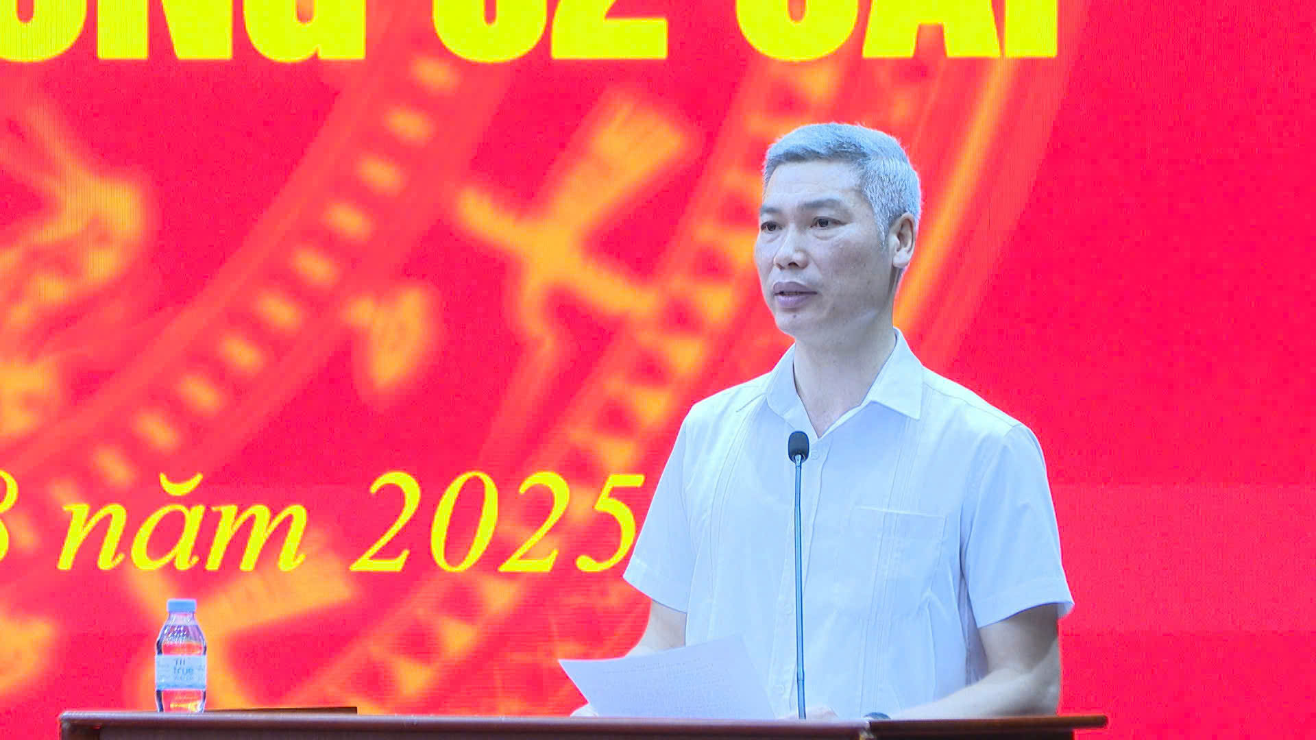 Đồng chí Hà Văn Sơn – Bí thư Đảng uỷ xã Nậm hàng phát biểu kết luận Hội nghị. 