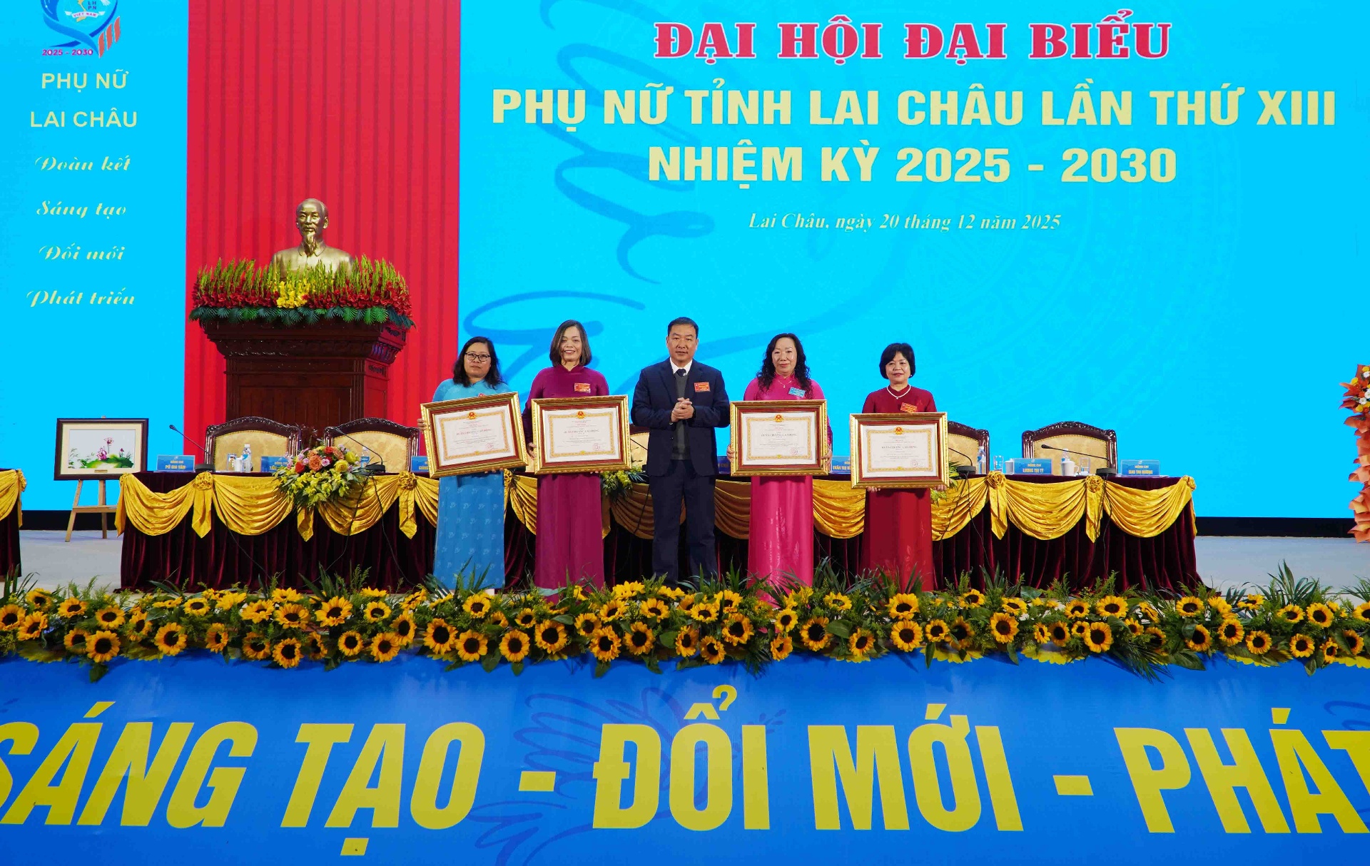 Thừa ủy quyền của Chủ tịch nước, đồng ch&iacute; Tống Thanh B&igrave;nh &ndash; Uỷ vi&ecirc;n Ban Thường vụ, Ph&oacute; Chủ tịch Thường trực Uỷ ban Mặt trận Tổ quốc Việt Nam tỉnh trao hu&acirc;n chương lao động h&agrave;ng ba cho c&aacute;c c&aacute; nh&acirc;n.