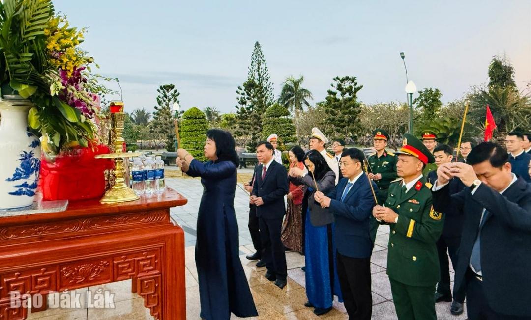 Đo&agrave;n đại biểu d&acirc;ng hương tại Nghĩa trang liệt sĩ tỉnh khu vực ph&iacute;a Đ&ocirc;ng.