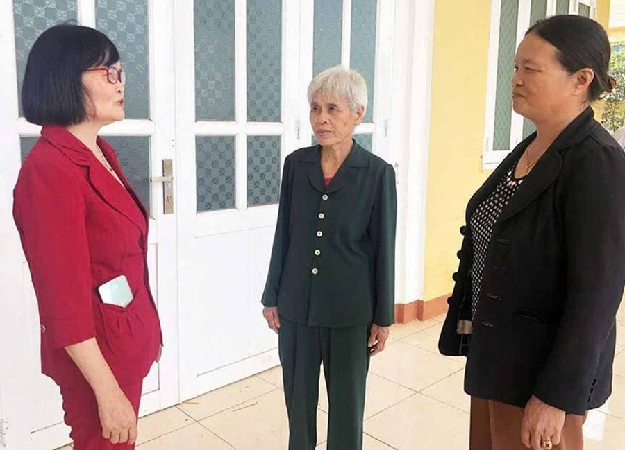 Bà Trần Thị Như Hoa (bìa trái) trao đổi với hội viên người cao tuổi của thôn.