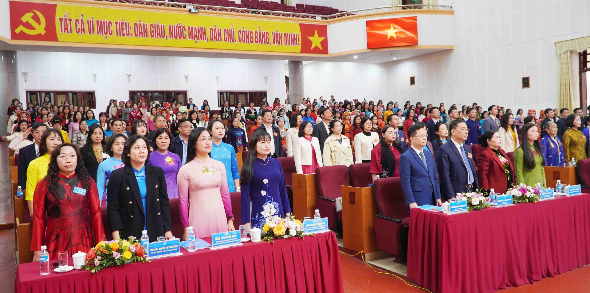 C&aacute;c đại biểu thực hiện nghi thức ch&agrave;o cờ trước phi&ecirc;n l&agrave;m việc thứ hai.