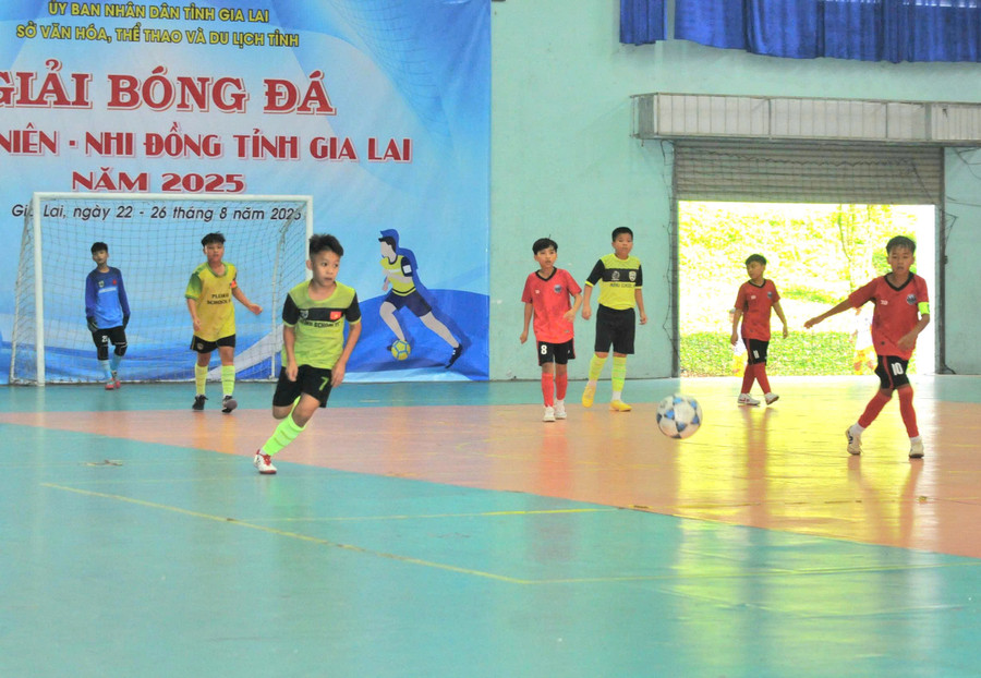 Pleiku School FC (áo xanh, quần đen) đã có chiến thắng đậm 7-2 trước Quang Linh FC. Ảnh: R'Ô HOK z6935878212568-a9c4d51b470d9674b90c157f262c004f.jpg