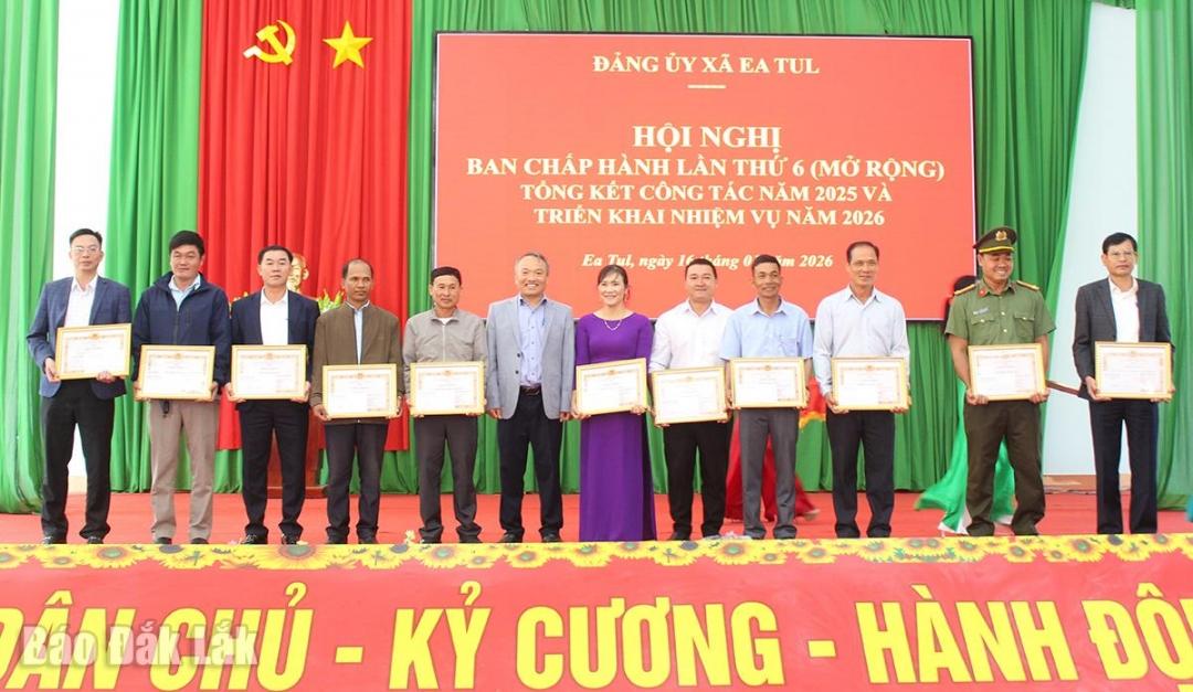 B&iacute; thư Đảng ủy x&atilde; trao giấy khen cho c&aacute;c tập thể.