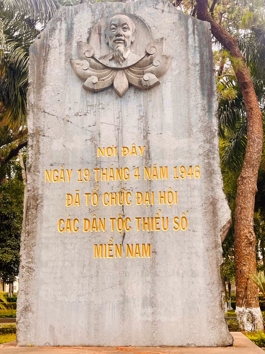 Bia đá dựng tại nơi diễn ra Đại hội các DTTS miền Nam năm 1946, trong khuôn viên trụ sở Tỉnh ủy Gia Lai (cũ). Ảnh: Đ.M.P noi-to-chuc-dai-hoi-cac-dan-toc-thieu-so-mien-nam.jpg