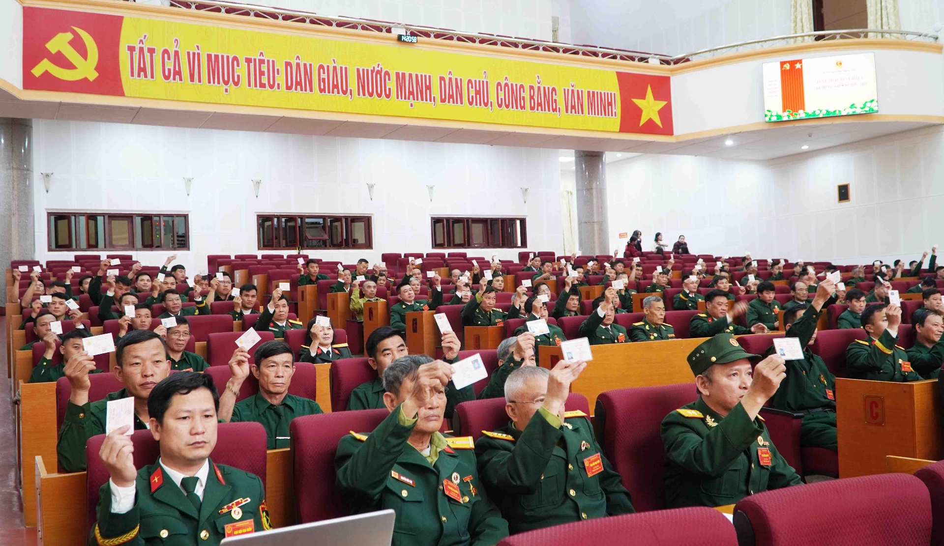 C&aacute;c đại biểu biểu quyết th&ocirc;ng qua số lượng v&agrave; danh s&aacute;ch Đo&agrave;n Chủ tịch Đại hội.