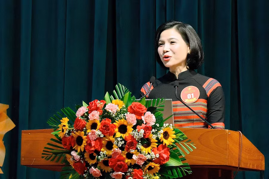 Thí sinh Trần Thị Ngọc Hà - Trưởng ban Xây dựng Đảng, Đảng ủy xã Lơ Pang với phần trình bày chuyên đề đầy tự tin, cuốn hút. Ảnh: Đức Thụy thi-sinh-nguyen-thi-ngoc-ha.jpg