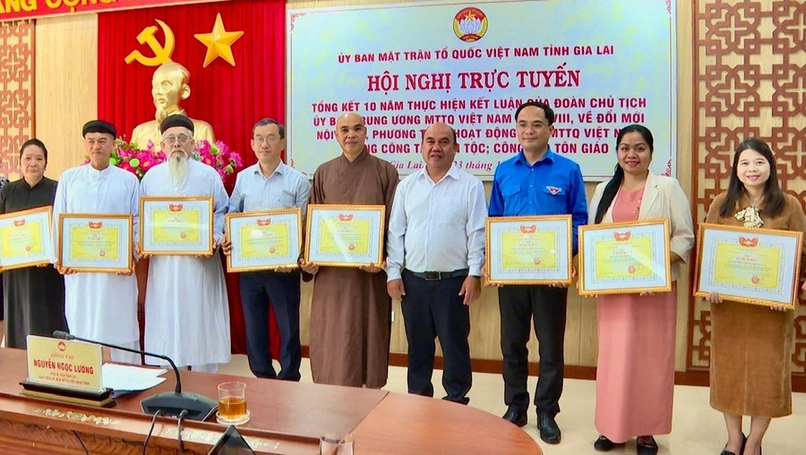 pho-chu-tich-uy-ban-mttq-viet-nam-tinh-siu-trung-thu-4-tu-phai-sang-tang-bang-khen-cho-cac-tap-the-ca-nhan-tai-hoi-nghi.jpg