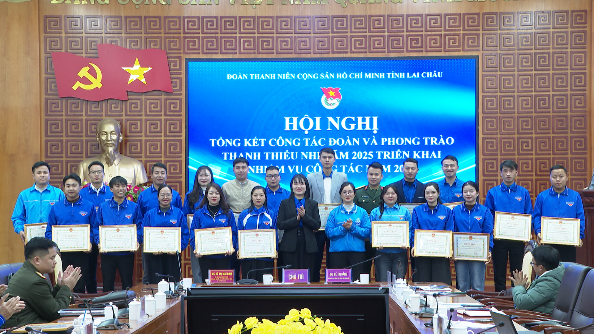 Ban Thường vụ Tỉnh đo&agrave;n trao tặng Bằng Khen cho c&aacute;c tập thể, c&aacute; nh&acirc;n c&oacute; th&agrave;nh t&iacute;ch xuất sắc trong C&ocirc;ng t&aacute;c Đo&agrave;n v&agrave; phong tr&agrave;o thanh thiếu nhi