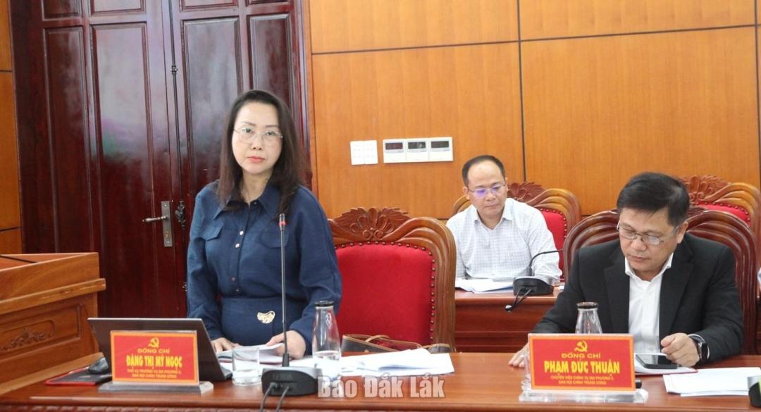 Đồng ch&iacute; Đặng Thị Mỹ Ngọc, Ph&oacute; Vụ trưởng Vụ địa phương II, Ban Nội ch&iacute;nh Trung ương ph&aacute;t biểu tại phi&ecirc;n họp.