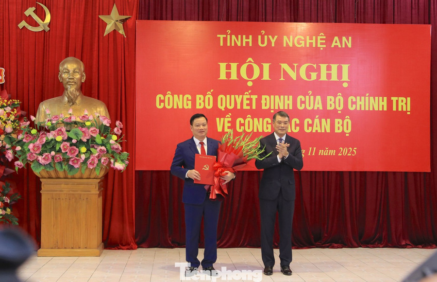 Ủy viên Bộ Chính trị, Bí thư Trung ương Đảng, Trưởng ban Tổ chức T.Ư Lê Minh Hưng tặng hoa chúc mừng tân Bí thư Tỉnh ủy Nghệ An Nguyễn Khắc Thận.