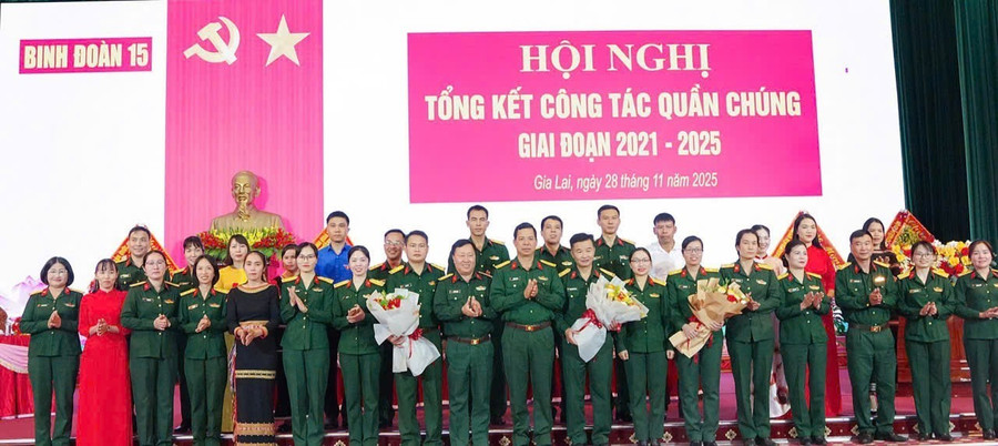 Đại diện Tư lệnh Binh đoàn 15 tặng hoa chúc mừng đại biểu dự hội nghị. Ảnh: Minh Trung binh-doan-15-tong-ket-cong-tac-quan-chung-5488.jpg