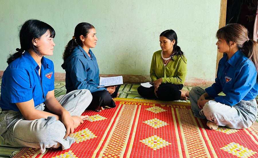 Bà Đinh Thị Xuênh (thứ 2 từ trái sang) thường xuyên tuyên truyền, vận động các hộ dân xóa bỏ hủ tục. Ảnh: T.C Bà Đinh Thị Xuênh (thứ 2 từ trái sang) thường xuyên tuyên truyền, vận động các hộ dân xóa bỏ hủ tục. Ảnh: T.C