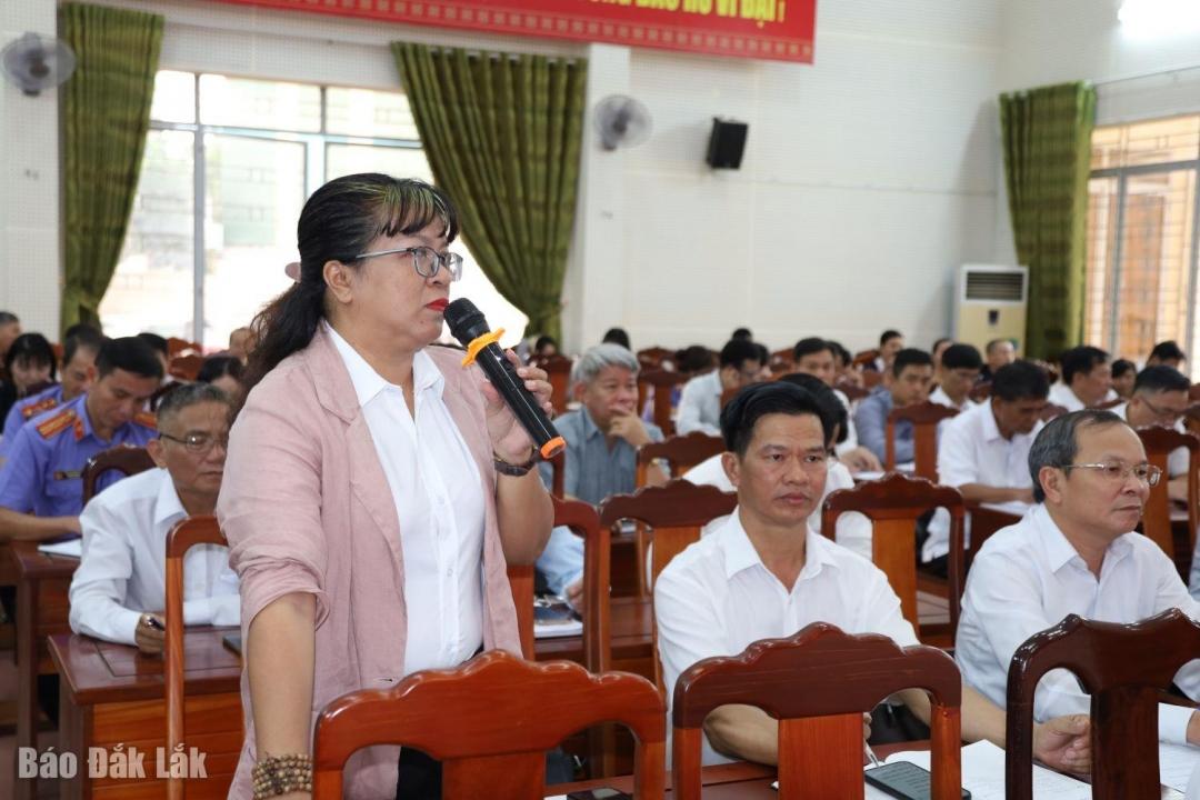 Đồng chí Niê Thanh Mai, Bí thư chi bộ, Chủ tịch Hội Văn học nghệ thuật tỉnh Đắk Lắk phát biểu ý kiến.