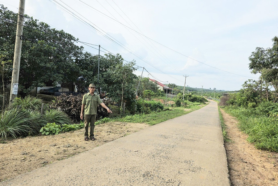 Đường giao thông nông thôn tại xã Ia Púch được bê tông sạch sẽ tạo thuận lợi cho việc đi lại và vận chuyển nông sản của người dân trên địa bàn. Ảnh: H.T bg8-1-hongthuong.jpg