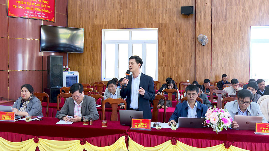 Ông Trần Minh Chấn - Bí thư Đảng ủy, Chủ tịch HĐND xã Kon Gang nêu ý kiến tại buổi làm việc. Ảnh: Mạnh Hà bi-thu-dang-uy-xa-kon-gang-tran-minh-chan-neu-y-kien-tai-buoi-lam-viec-anh-manh-ha.jpg