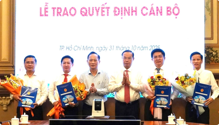 Lãnh đạo TP HCM trao quyết định cho Giám đốc và các Phó Giám đốc Trung tâm Phát triển quỹ đất TP HCM