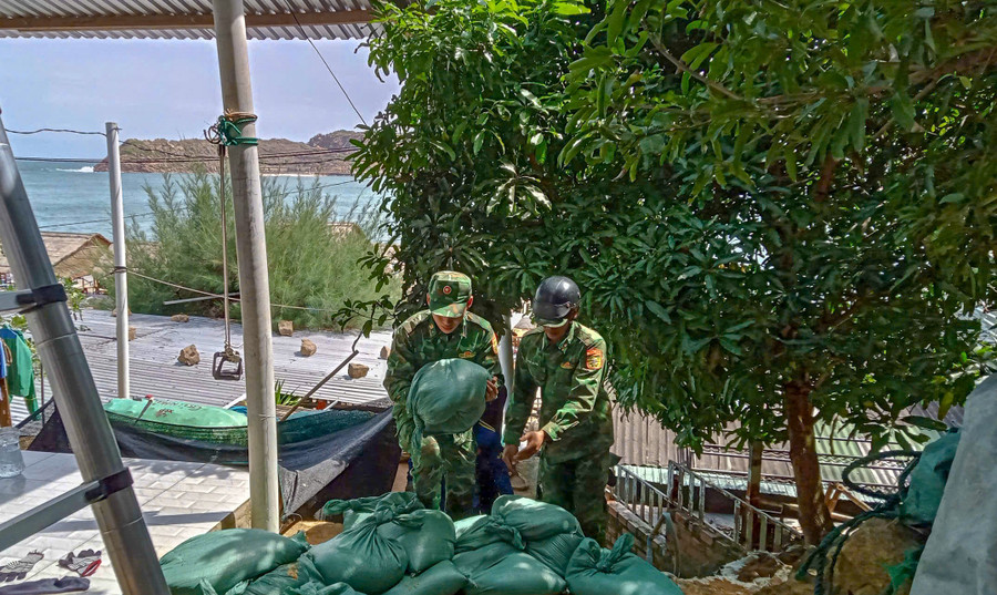 Bộ đội Biên phòng giúp dân chằng chống nhà cửa. Ảnh: Ngọc Nhuận bo-doi-bien-phong-giup-dan-giang-chong-nha-cua-2.jpg