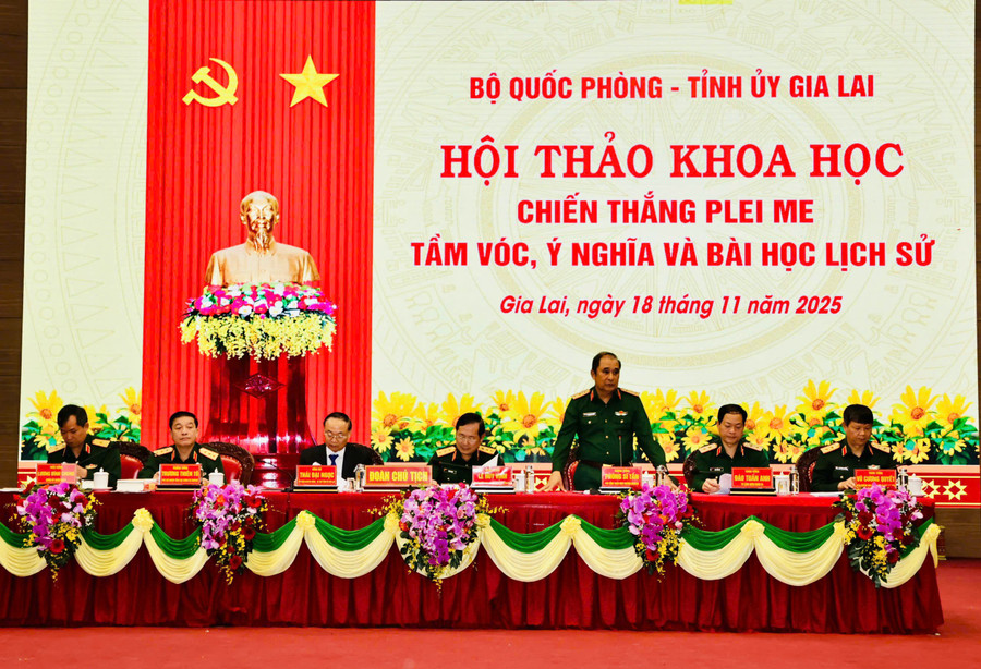 Đoàn Chủ tịch chủ trì Hội thảo khoa học “Chiến thắng Plei Me-Tầm vóc, ý nghĩa và bài học lịch sử”. Ảnh: P.D z7236029023363-6bafeac60148e4b52a0e0fa84e73dd4e.jpg