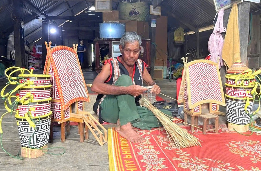 Ông Đinh Nhiêu là nghệ nhân tài hoa trong nghề đan đát. Ảnh: Hồng Thương nhung-dang-vien-guong-mau-tien-phong-o-buon-lang.jpg