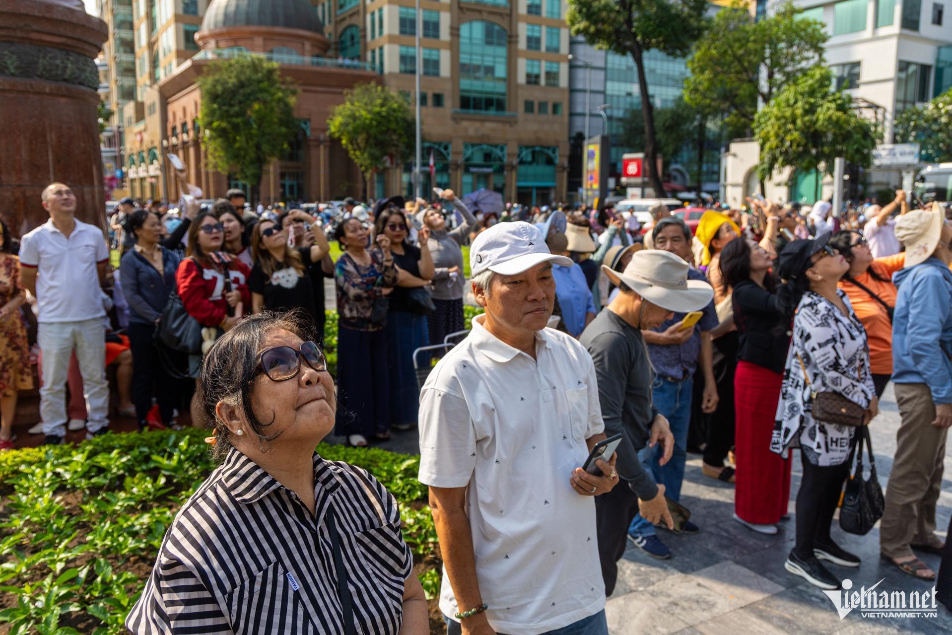 W-Nhà thờ đức bà đặt 2 cây thánh giá nặng 400kg Tuấn Hùng.jpg