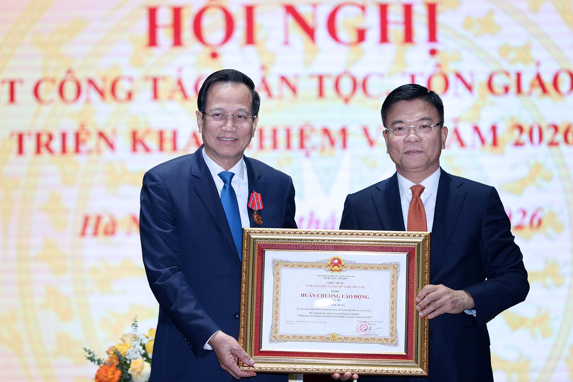 Ph&oacute; Thủ tướng L&ecirc; Th&agrave;nh Long trao Hu&acirc;n chương Lao động Hạng Ba cho Bộ trưởng Bộ D&acirc;n tộc v&agrave; T&ocirc;n gi&aacute;o Đ&agrave;o Ngọc Dung về th&agrave;nh t&iacute;ch xuất sắc trong phong tr&agrave;o thi đua chung tay x&oacute;a nh&agrave; tạm, nh&agrave; dột n&aacute;t tr&ecirc;n phạm vi cả nước năm 2025.jpg