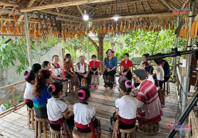 W-Nghệ nh&acirc;n Sầm Thị Xanh truyền dạy chữ Th&aacute;i cổ - Ảnh: Lữ Nghĩa.png