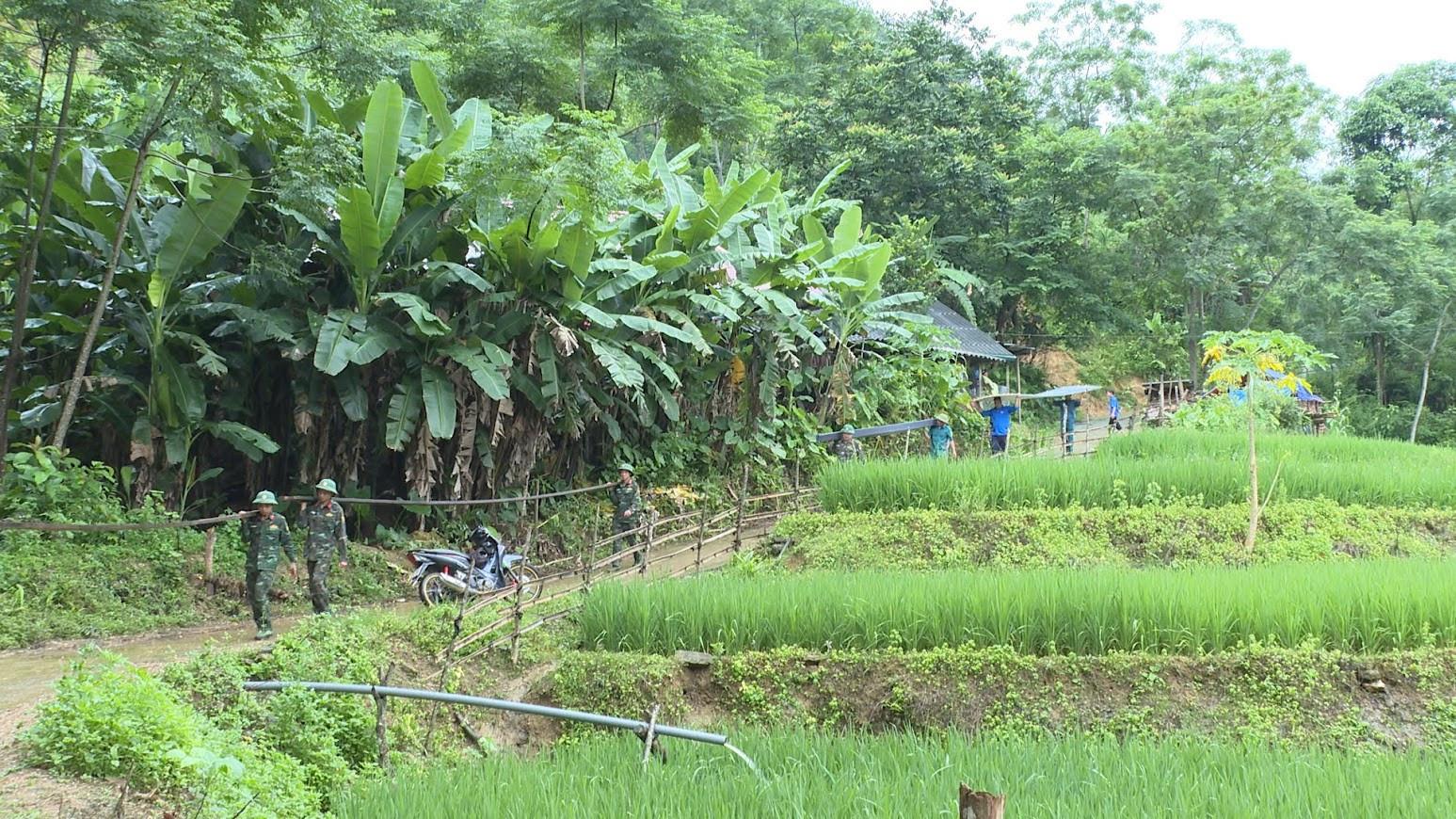 Cán bộ, chiến sĩ Trung đoàn 750, Bộ CHQS tỉnh Thái Nguyên vận chuyển vật liệu chung tay xóa nhà tạm .jpg