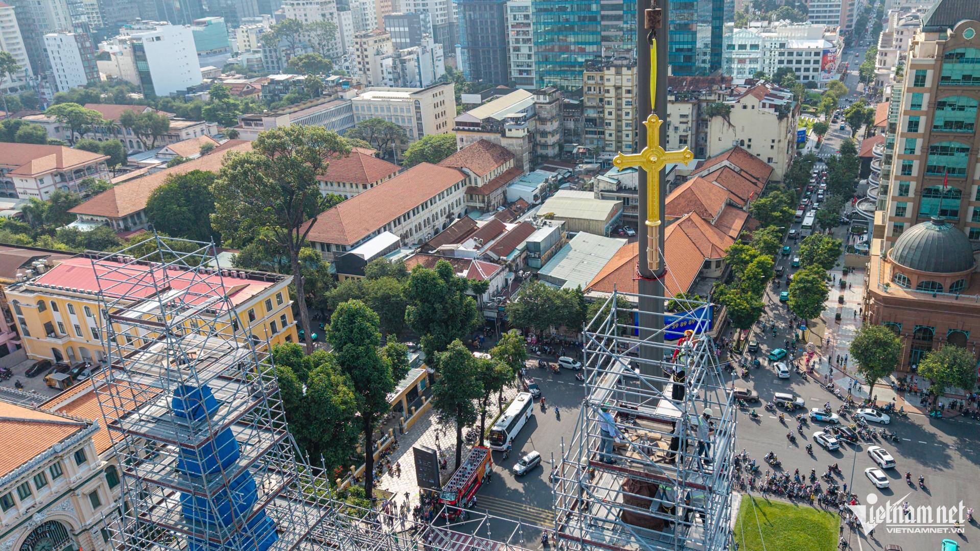 W-Nhà thờ đức bà đặt 2 cây thánh giá Tuấn Hùng 119.jpg