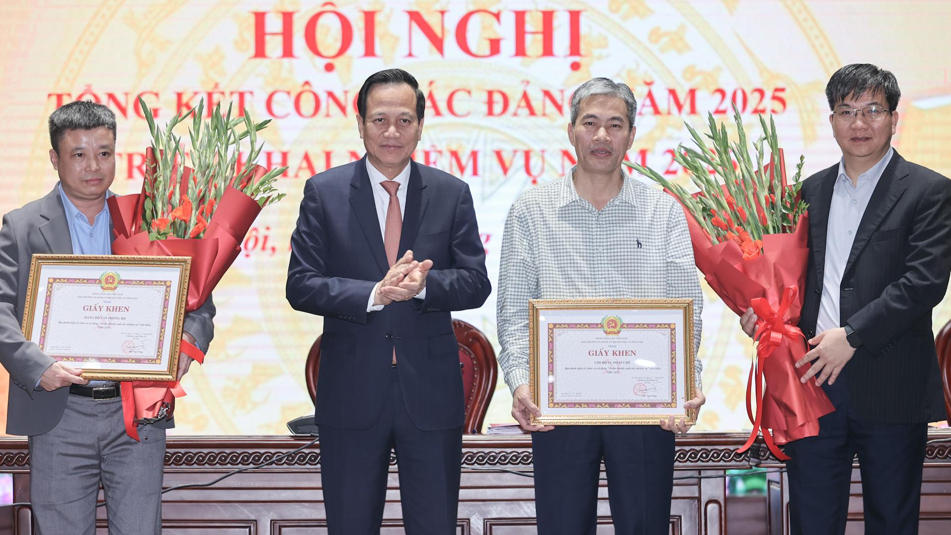 B&iacute; thư Đảng ủy   Bộ trưởng Bộ D&acirc;n tộc v&agrave; T&ocirc;n gi&aacute;o trao Giấy khen cho 2 tổ chức đảng ho&agrave;n th&agrave;nh xuất sắc nhiệm vụ ti&ecirc;u biểu năm 2025..jpg