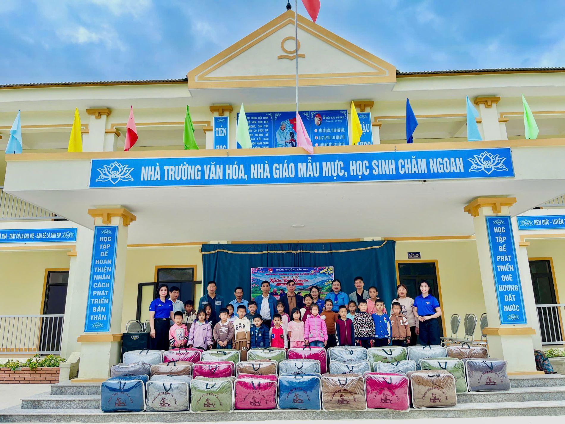 Bảo Vy tham gia kết nối đồng hành cùng trẻ em nghèo có hoàn cảnh khó khăn bằng những phần quà ý nghĩa.jpg