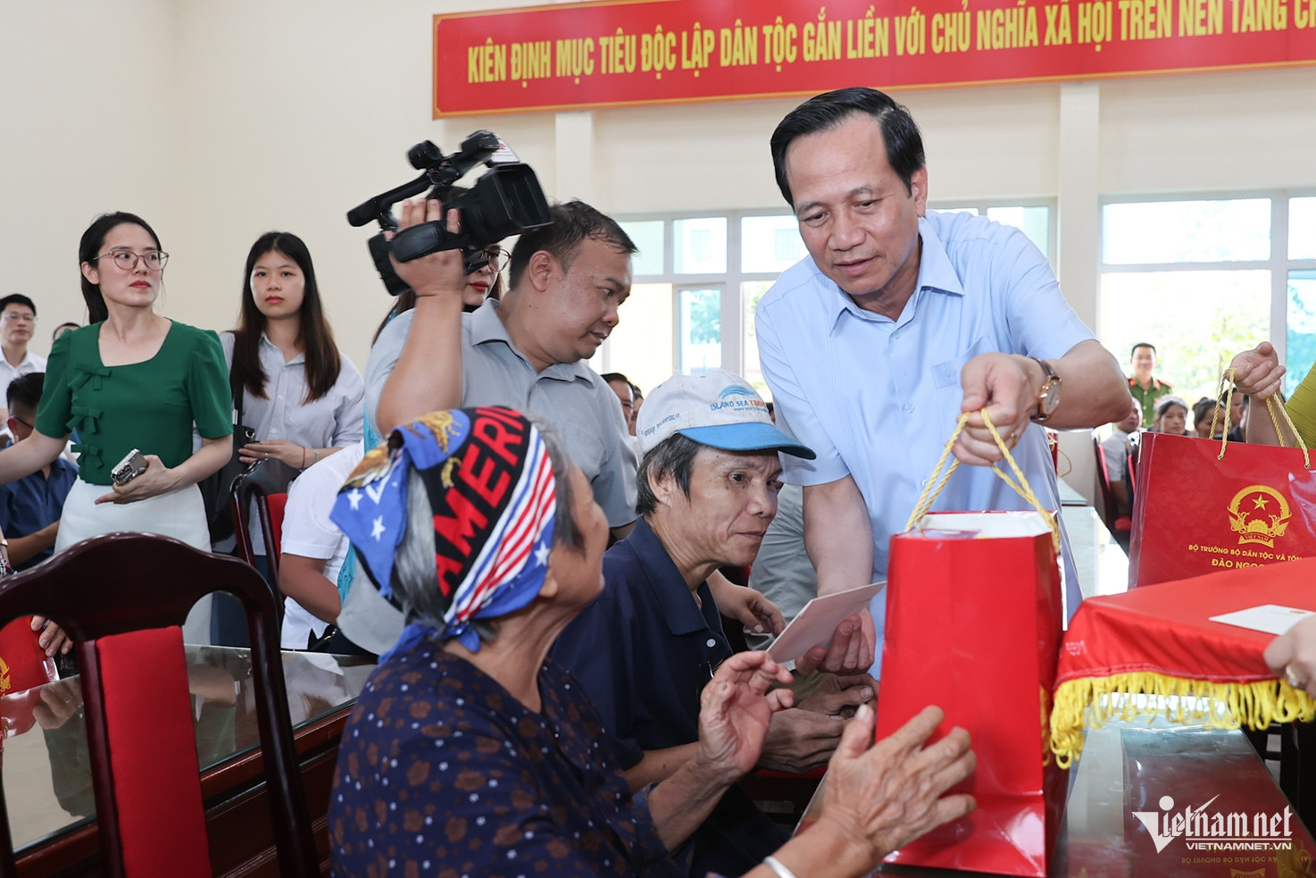 Bộ trưởng Đ&agrave;o Ngọc Dung tặng qu&agrave; cho hộ ngh&egrave;o người d&acirc;n tộc thiểu số x&atilde; Đồng Hỷ ng&agrave;y 5 9 2025. Ảnh L&ecirc; Anh Dũng.jpg