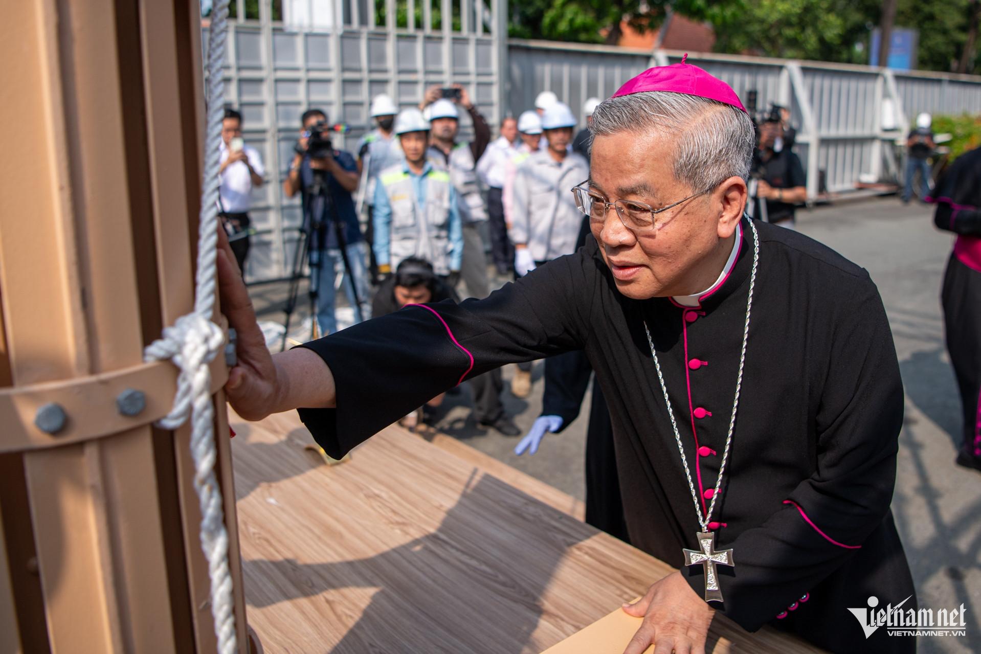 W-Nhà thờ đức bà đặt 2 cây thánh giá Tuấn Hùng 86.jpg