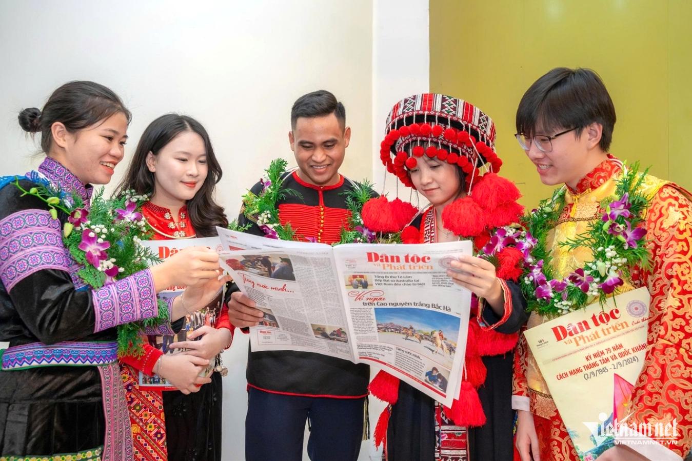 W-học sinh sinh vi&ecirc;n d&acirc;n tộc 3.png