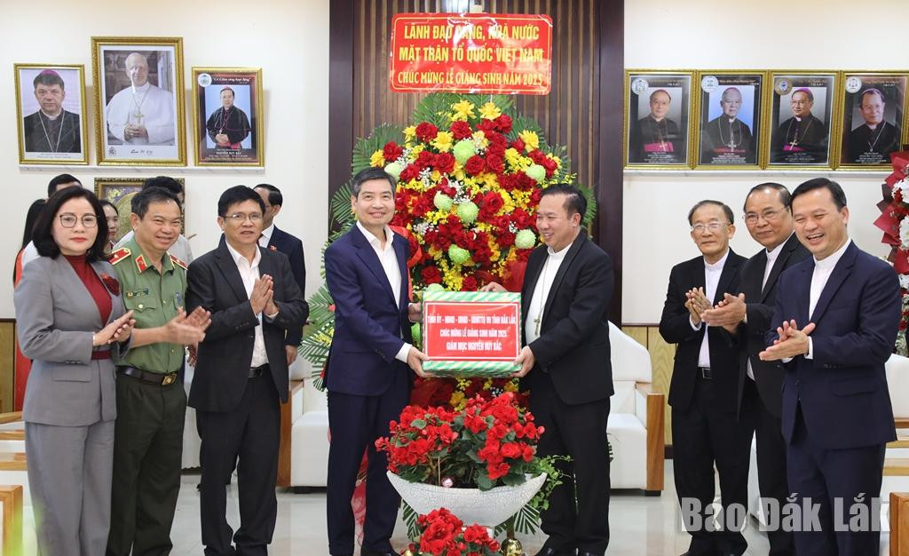 Phó Bí thư Tỉnh ủy, Chủ tịch UBND tỉnh Đắk Lắk Tạ Anh Tuấn tặng hoa và quà chúc mừng Giáng sinh 2025 tại Tòa Giám mục Giáo phận Ban Mê Thuột.