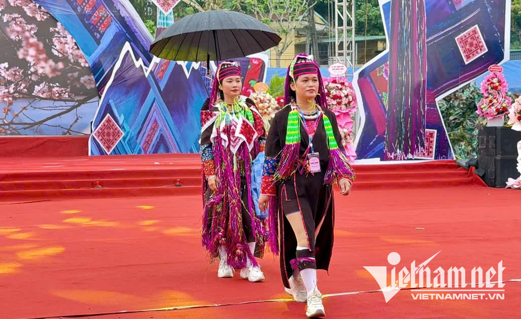 W-Phần thi trình diễn trang phục truyền thống.jpg