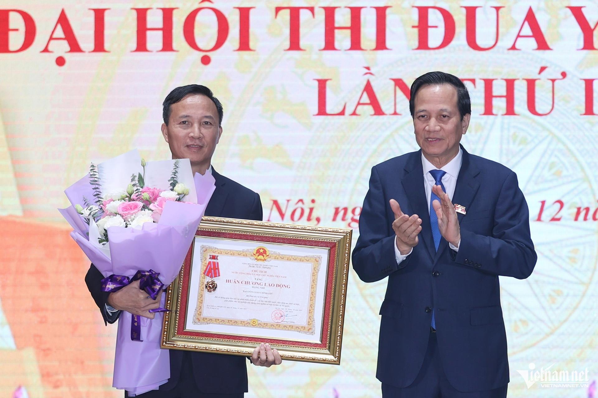 W-Trao Huan chuong Ban Ton giao.jpg