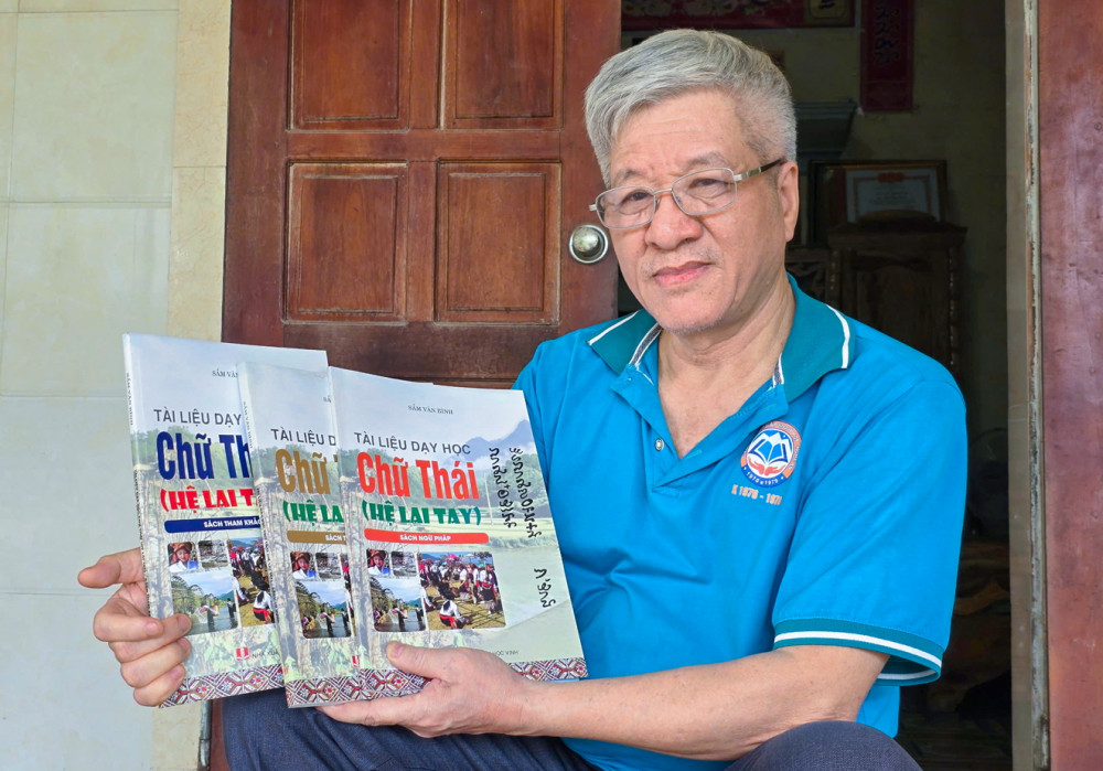 &Ocirc;ng Sầm Văn B&igrave;nh b&ecirc;n bộ s&aacute;ch dạy học chữ Th&aacute;i hệ Lai Tay