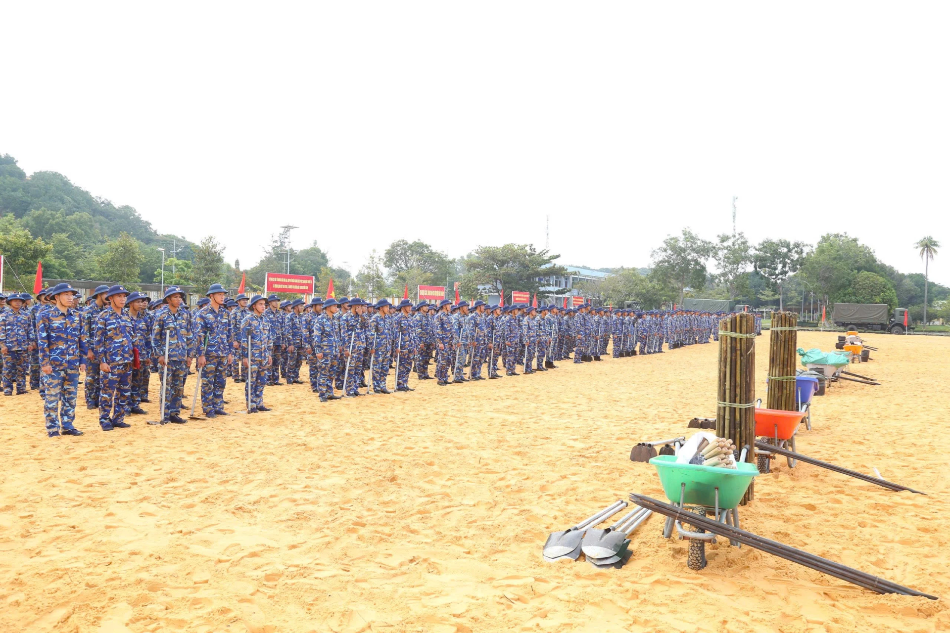 Sau lễ xuất qu&acirc;n ng&agrave;y 112, c&aacute;c đơn vị của Bộ Quốc ph&ograve;ng được giao nhiệm vụ đ&atilde; thần tốc h&agrave;nh qu&acirc;n về v&ugrave;ng lũ, dựng nh&agrave; cho nh&acirc;n d&acirc;n. (Ảnh BTL Hải qu&acirc;n).png