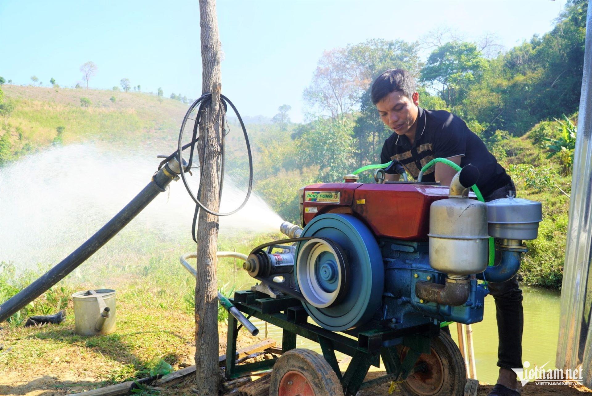 W-Anh A Phải, Bí thư Chi bộ kiêm Trưởng thôn La Giông, xã Đăk Tờ Kan là người tiên phong trồng cà phê, đào ao trữ nước, đầu tư máy tưới công suất lớn phục vụ sản xuất để người dân làm theo. (Ảnh: Ngọc Chí).jpg