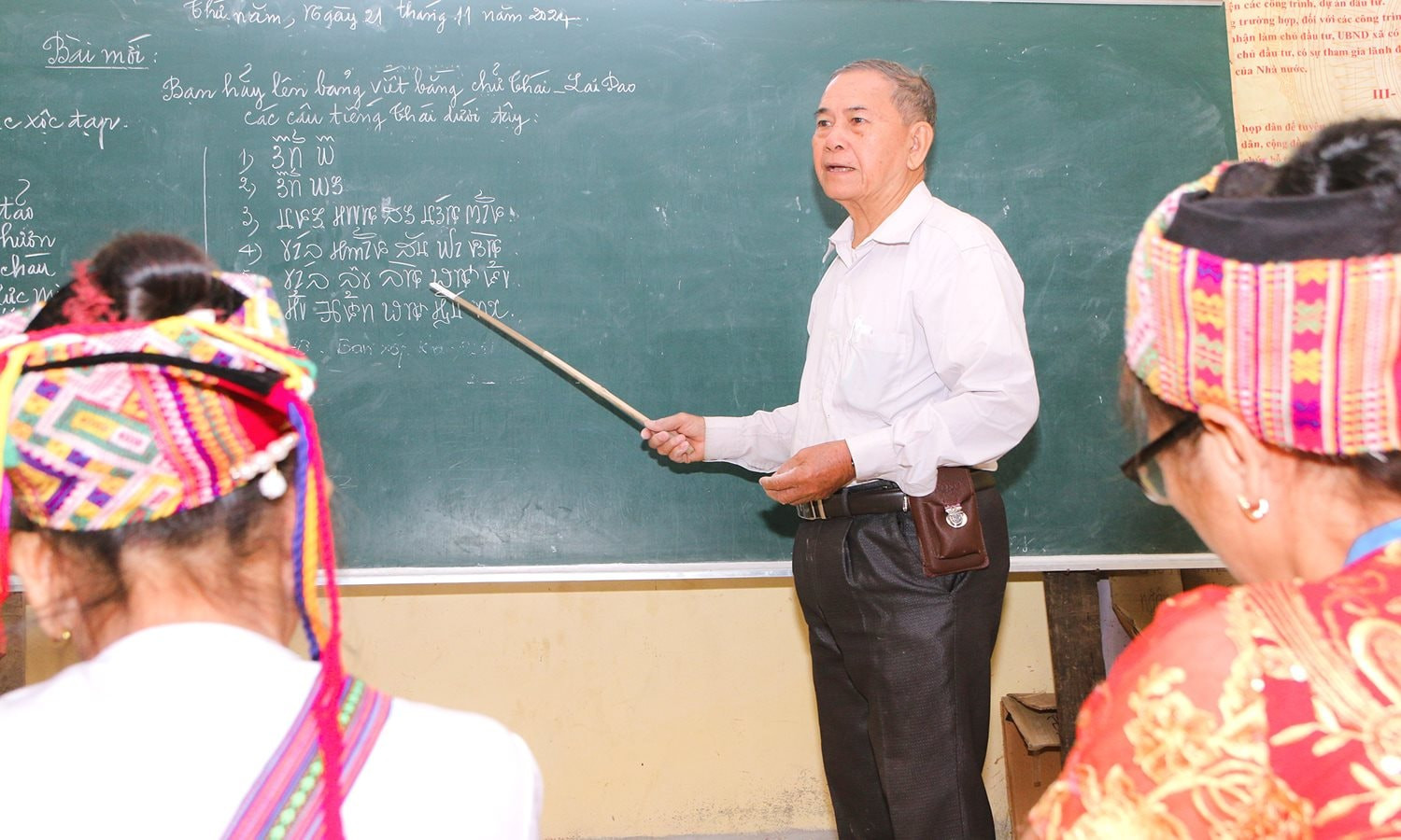 &Ocirc;ng Vi Khăm Mun trong một buổi đứng lớp truyền dạy chữ Th&aacute;i.jpg