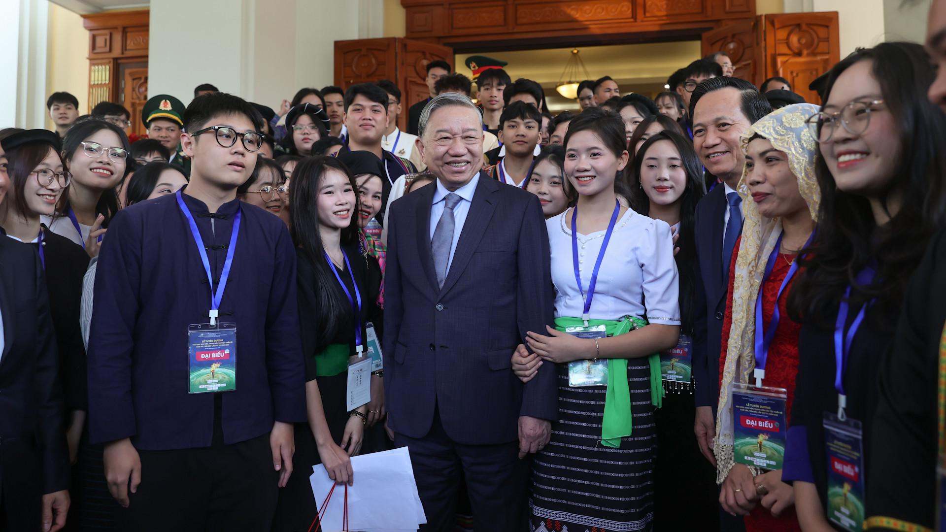 Tổng B&iacute; thư T&ocirc; L&acirc;m gặp mặt học sinh, sinh vi&ecirc;n, thanh ni&ecirc;n d&acirc;n tộc thiểu số xuất sắc, ti&ecirc;u biểu năm 2025 chiều ng&agrave;y 26 12. Ảnh L&ecirc; Anh Dũng.jpg