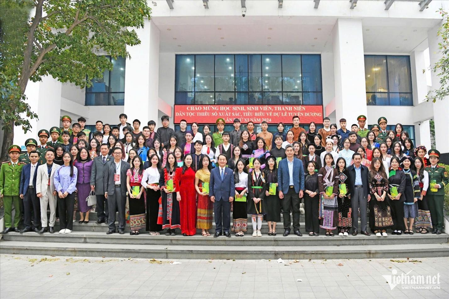 W-học sinh sinh vi&ecirc;n d&acirc;n tộc 1.png