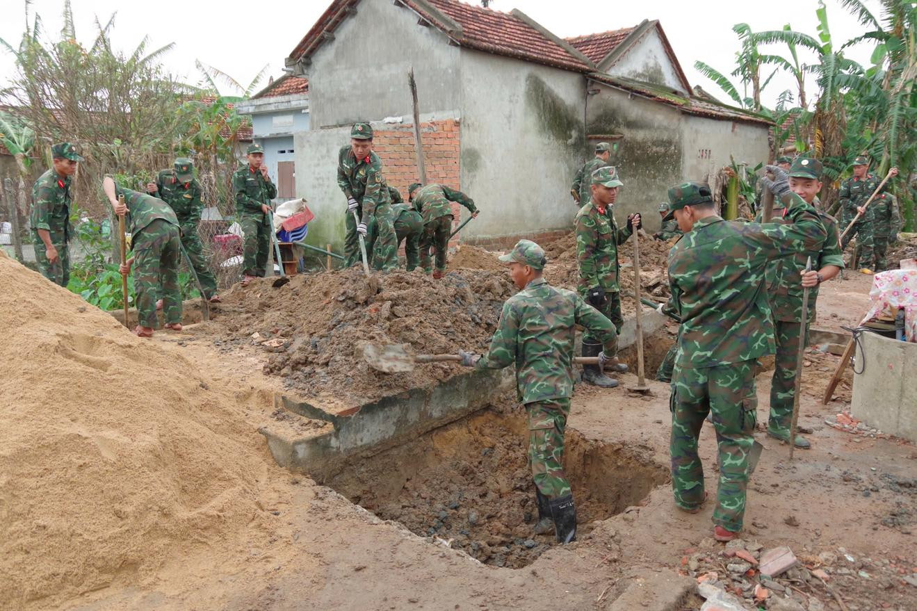Bộ Chỉ huy Qu&acirc;n sự th&agrave;nh phố Đ&agrave; Nẵng đ&atilde; đồng loạt triển khai thi c&ocirc;ng nh&agrave; hỗ trợ c&aacute;c hộ d&acirc;n bị thiệt hại nặng do mưa lũ tại tỉnh Đắk Lắk..jpg