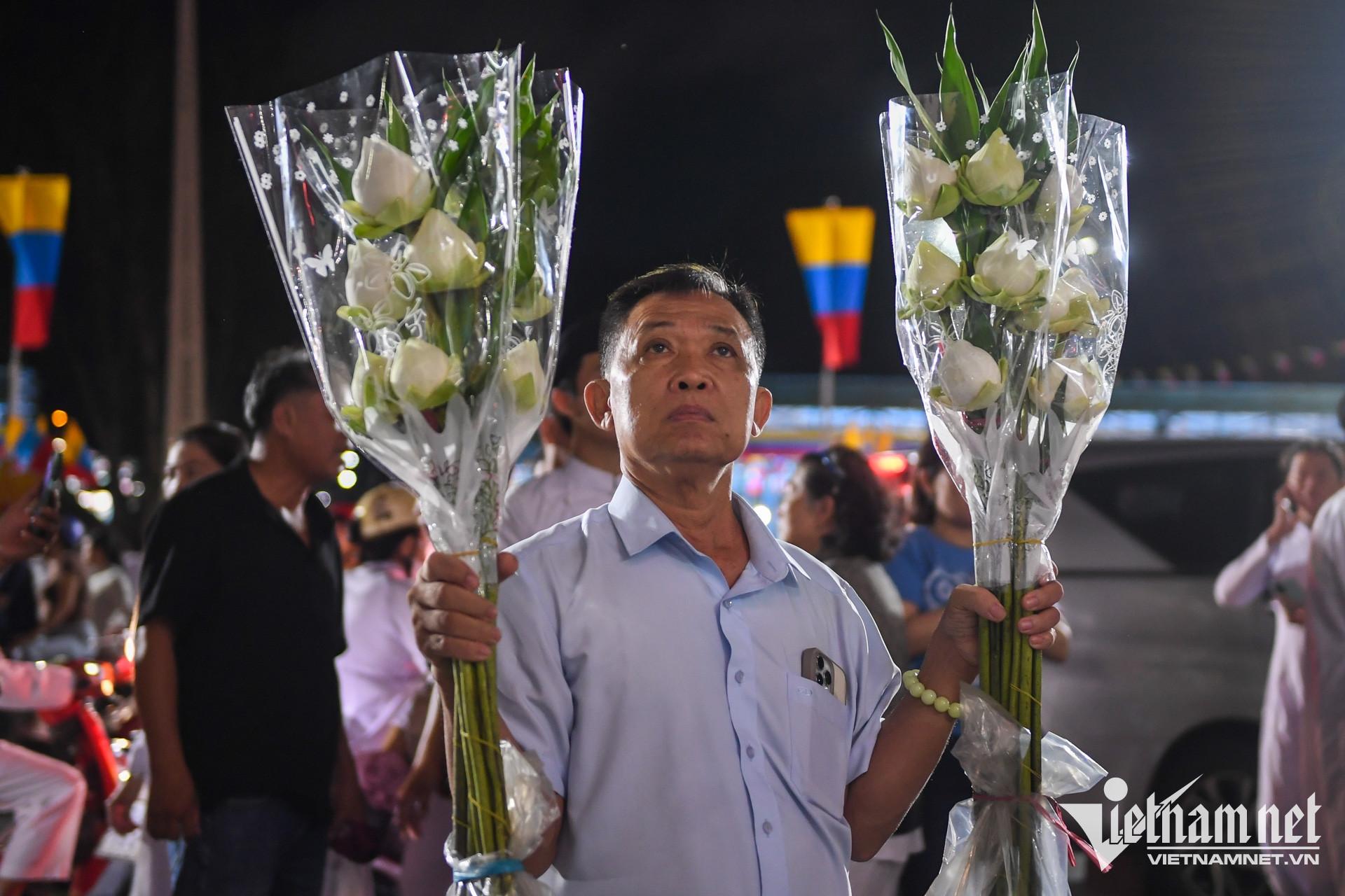 https://static-images.vnncdn.net/vps_images_publish/000001/000003/2026/9/25/w-cao-dai-dieu-tri-cung-tay-ninh-nguyen-hue-6-322.jpg
