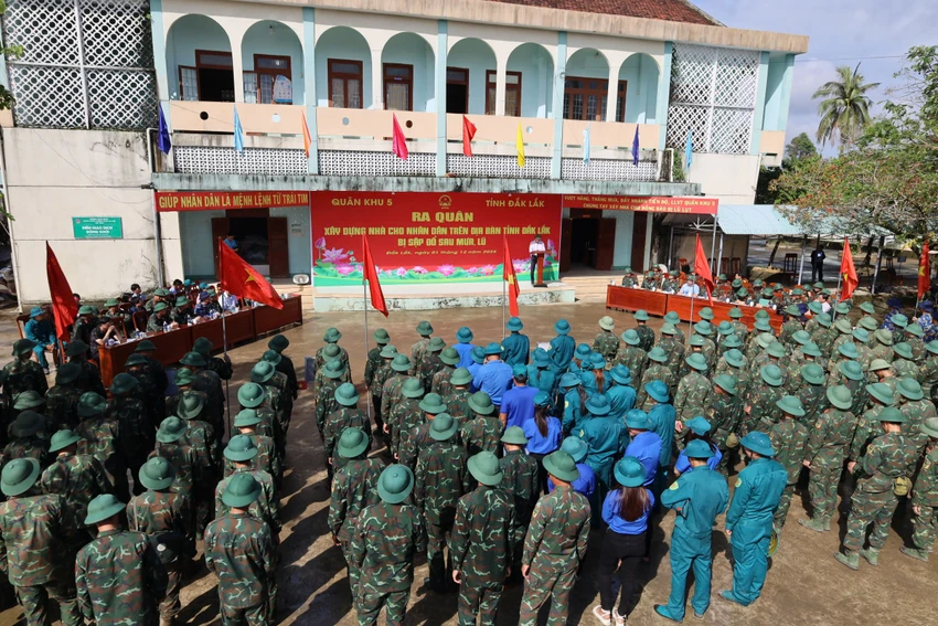 Bộ Tư lệnh Qu&acirc;n khu 5 ra qu&acirc;n hỗ trợ x&acirc;y dựng nh&agrave; ở cho c&aacute;c hộ d&acirc;n bị sập đổ ho&agrave;n to&agrave;n sau mưa lũ ng&agrave;y 1 12. (Ảnh Qu&acirc;n khu 5).png