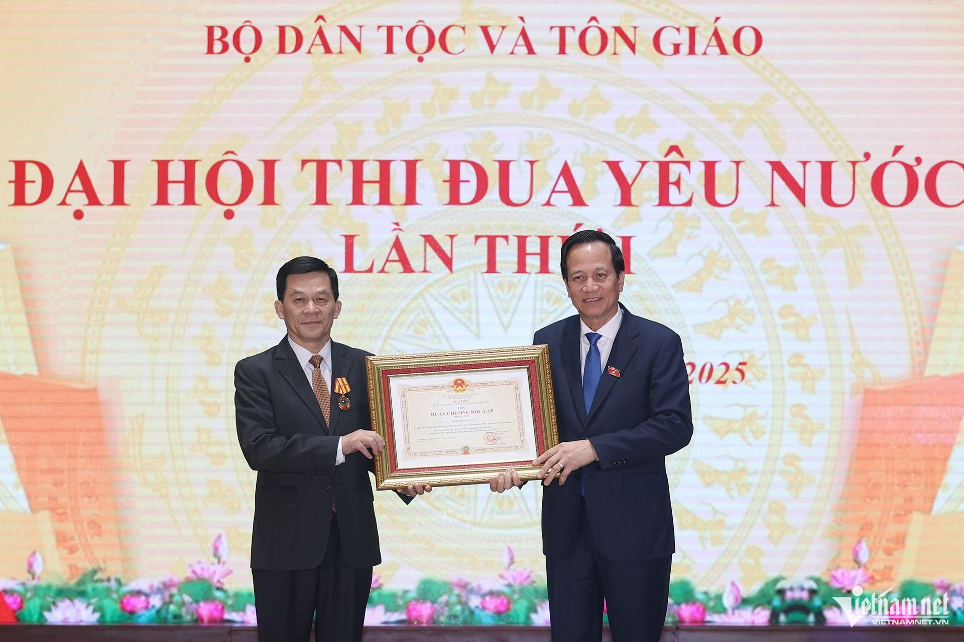 W-Trao Huan chuong Doc lap.jpg