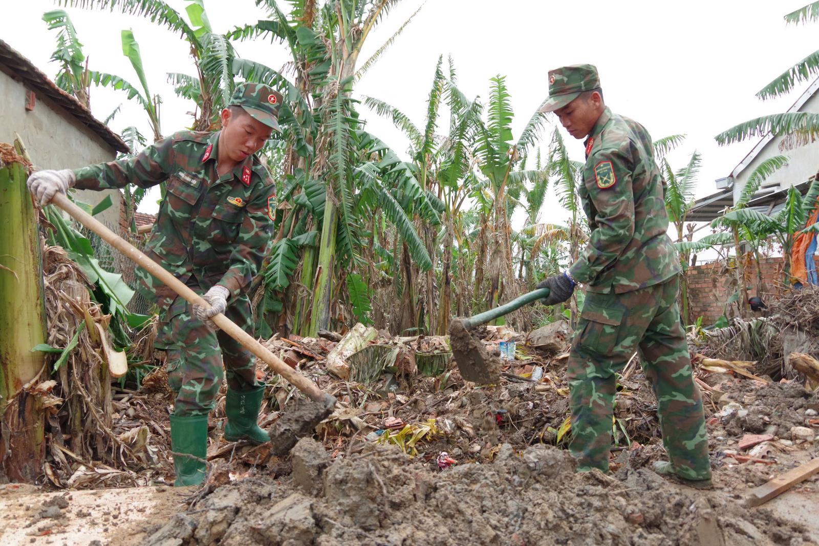 Với quyết t&acirc;m ch&iacute;nh trị cao nhất, Qu&acirc;n đội đ&atilde; v&agrave; đang c&ugrave;ng với c&aacute;c lực lượng kh&aacute;c dựng lại hy vọng cho người d&acirc;n v&ugrave;ng lũ bằng những căn nh&agrave; ki&ecirc;n cố sau mưa lũ..jpg