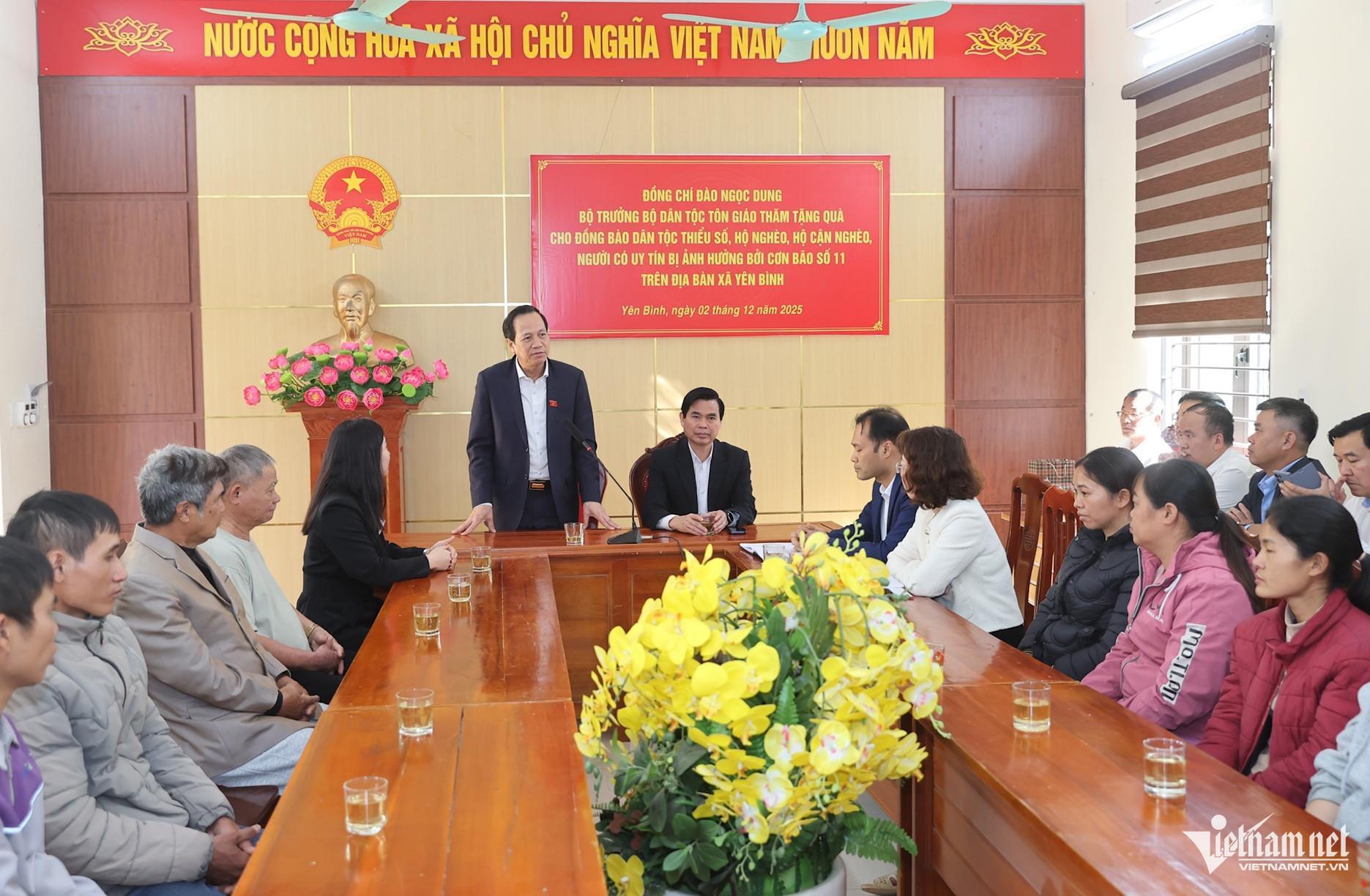 W-Bộ trưởng tặng quà 1.jpg