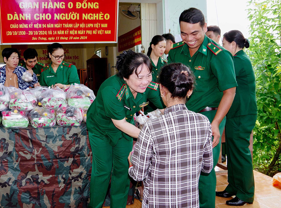 Thiếu tá Sóc Đúng, Chính trị viên Đồn Biên phòng Vĩnh Hải, trao quà cho bà con Khmer có hoàn cảnh khó khăn.jpg