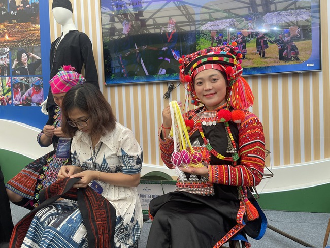 Tục nhuộm trứng - Nét đẹp văn hóa của người Hà Nhì Hoa - Ảnh 1. Tục nhuộm trứng - Nét đẹp văn hóa của người Hà Nhì Hoa - Ảnh 1.